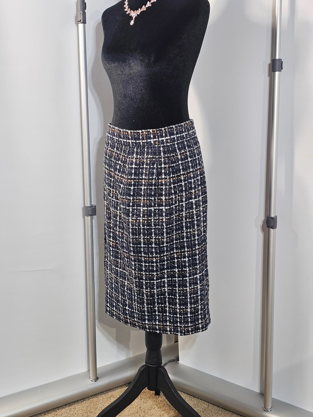 #187 Ann Taylor Petite Tweed Pencil Skirt Size 6P Navy White Gold Button Detail